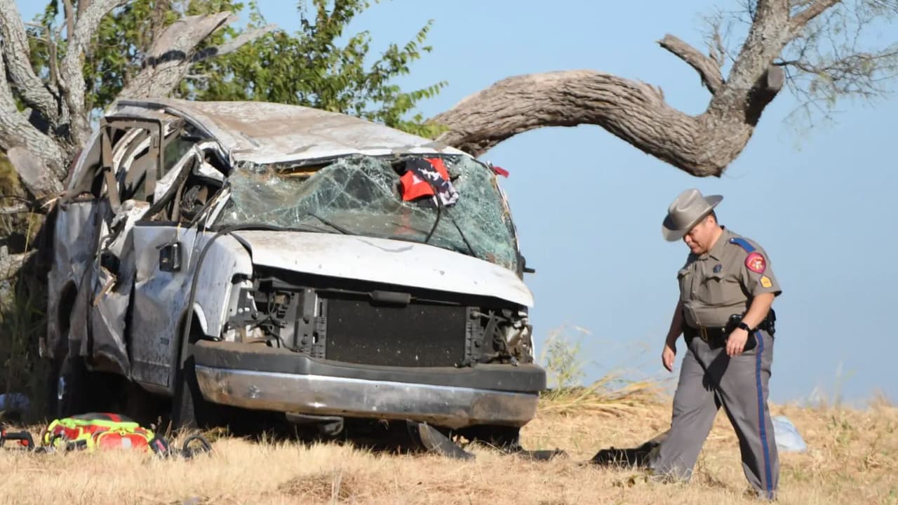 Reportan varios muertos y heridos tras la volcadura de una camioneta en una autopista al norte de Texas
