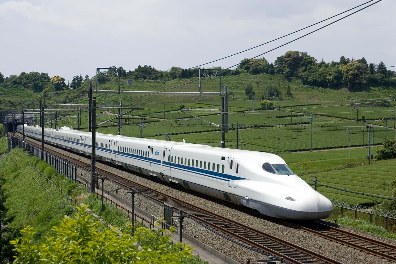 Inversionistas japoneses quieren crear un tren entre Houston y Dallas, similar al ya existente en su país (en las fotos).
