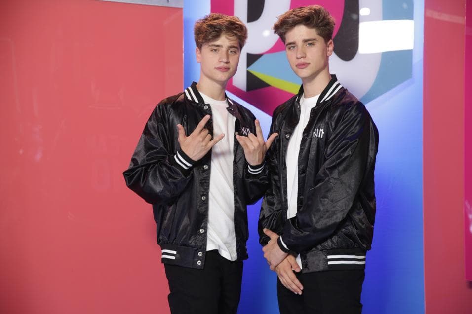 Los
<b>Martinez Twins,</b> quienes se volvieron famosos gracias a sus videos virales en YouTube, son uno de los dúos de hermanos más famosos en las redes sociales.