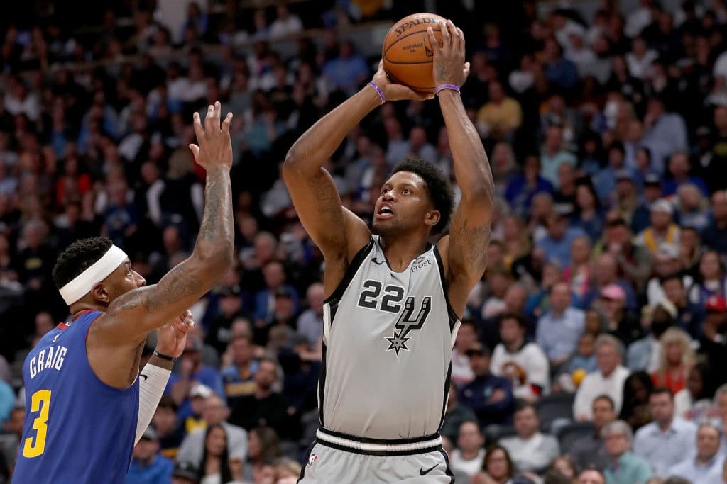 El veterano delantero 
<b>Rudy Gay</b> decidió quedarse con los 
<b>San Antonio Spurs </b>por un par de temporadas y una suma de 32 millones de dólares.