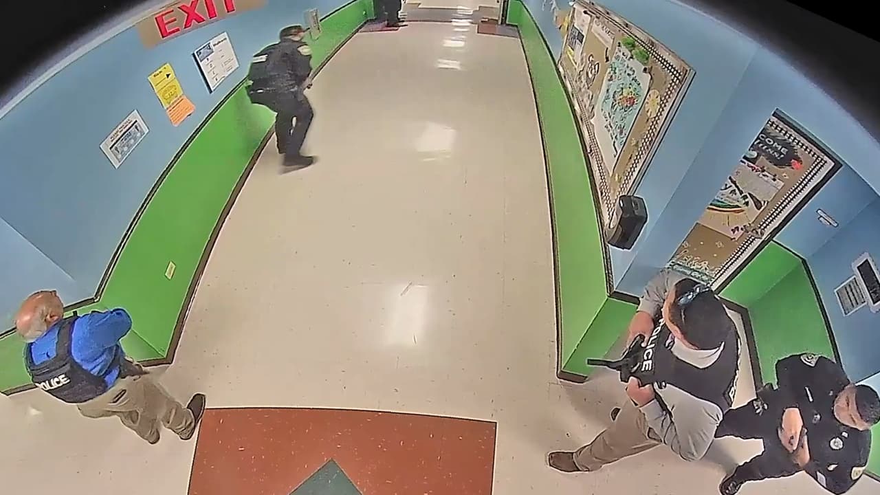 Imágenes muestran que había rifles y escudos para enfrentar al atacante de Uvalde: así transcurrieron los 77 minutos de espera