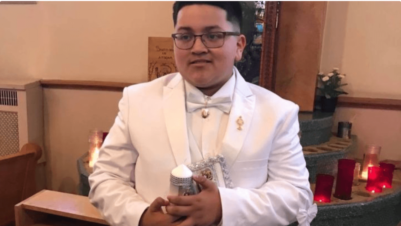 Ernesto Samuel Guzman Lara murió el jueves y es la víctima más joven conocida por el virus en el condado de Cook. El tenía 12 años y fue estudiante de la escuela Acero Márquez, en el suroeste de la ciudad. 
<a href="https://www.univision.com/local/chicago-wgbo/muere-nino-de-12-anos-por-complicaciones-del-coronavirus-en-chicago" target="_blank">Más aquí</a>.