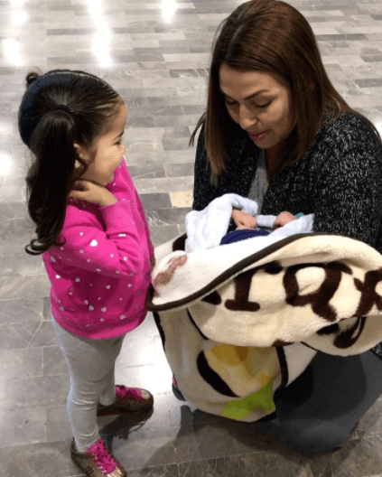 Giulietta no estaba muy convencida de tener que despedirse de su primito, pero antes de partir tuvo un gesto que llenó de ternura a su familia.