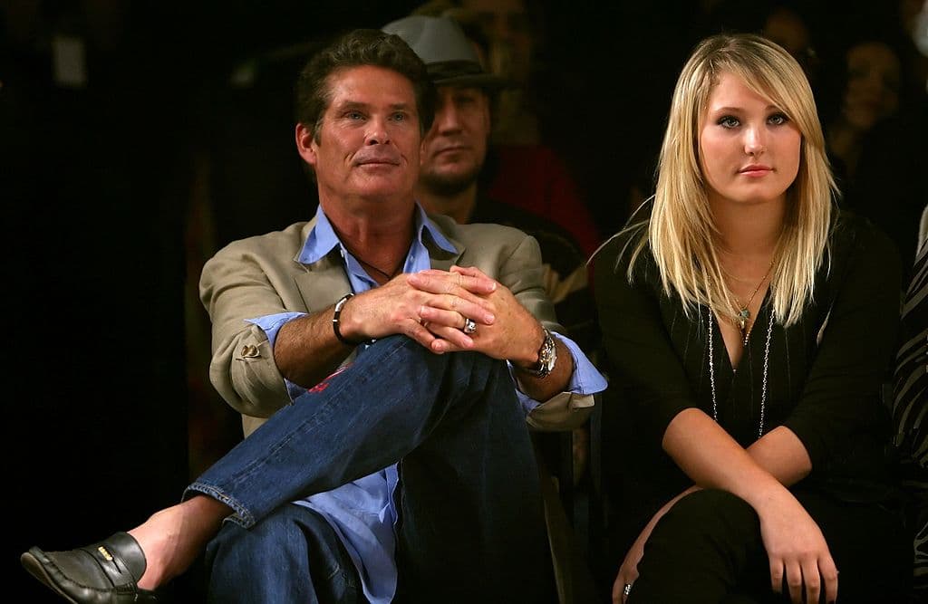 Ella es hija de David Hasselhoff, el legendario actor de ‘Knight Rider’ y ‘Baywatch’, series que en los 80s y 90s le dieron inmensa fama y fueron éxitos mundiales.