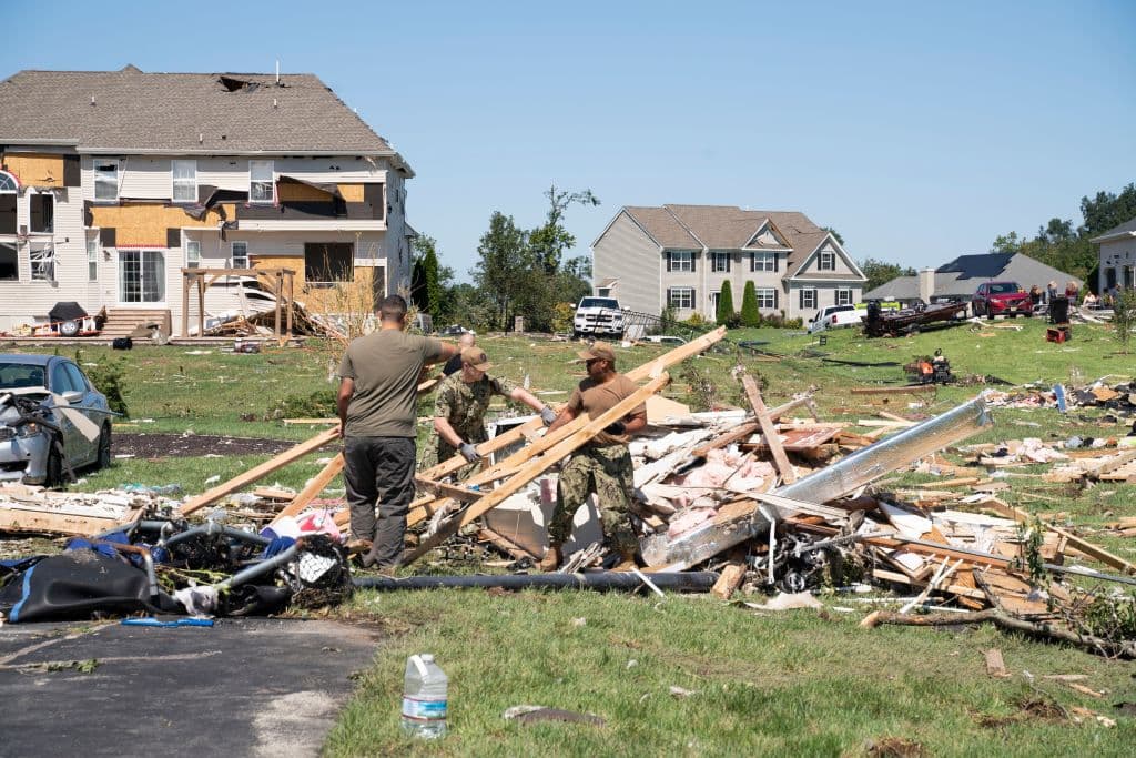 En Mullica Hill, Nueva Jersey, un grupo de reclutas del Ejército ayudaron a recoger escombros de la casa de la familia Thomas, que fue destruida por un tornado el 2 de septiembre de 2021.