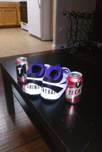 Muestra una imagen de cervezas y unos tennis personalizados. (Imagen tomada de Twitter).