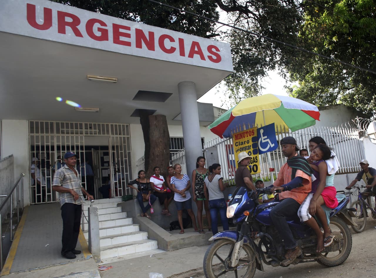 <b>Colombia</b>: este país usa un sistema dual mediante el cual los ciudadanos pueden usar el sistema de salud privado, el o público (aprovechado por más del 60% de las personas). El costo de los procedimientos médicos es relativamente bajo al compararlo con otros países, y la calidad de los servicios alta. 48% de las clínicas y hospitales de este país figuran en el 
<a href="http://www.americaeconomia.com/negocios-industrias/conozca-el-ranking-2015-de-los-mejores-hospitales-y-clinicas-de-america-latina">ranking</a> de Mejores Hospitales y Clínicas de América Latina, que realizó la revista América Economía, el año pasado.