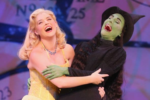 Si tienes una BFF con la que haces todo, tal vez deban ir disfrazadas de los personajes principales del musical de Brodway, Glinda y Elphaba.