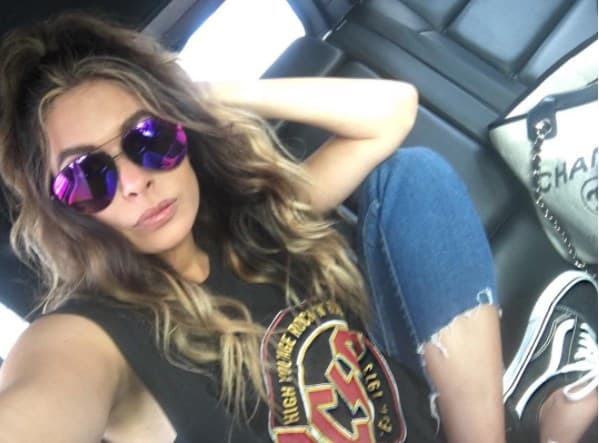 Galilea nos mostró su más reciente adquisión, tipo aviador de cristales morados.