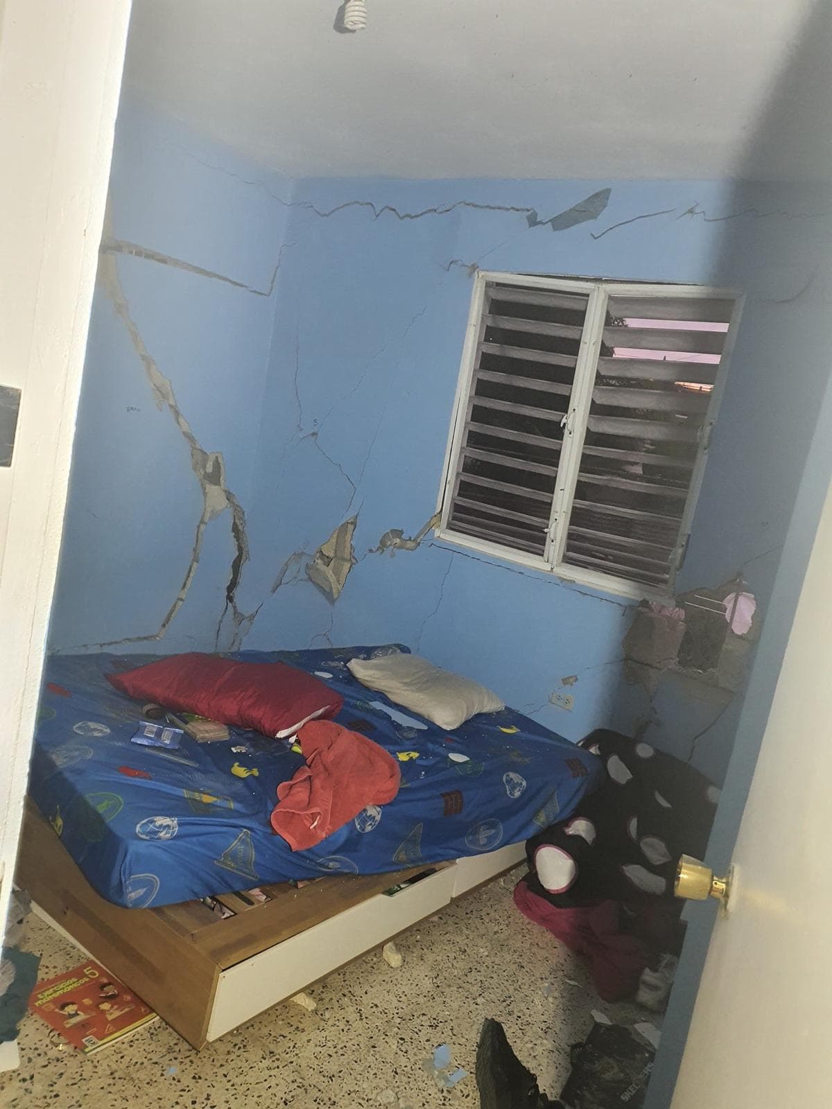 Una residencia en Guayanilla sufrió daños notables en su estructura.