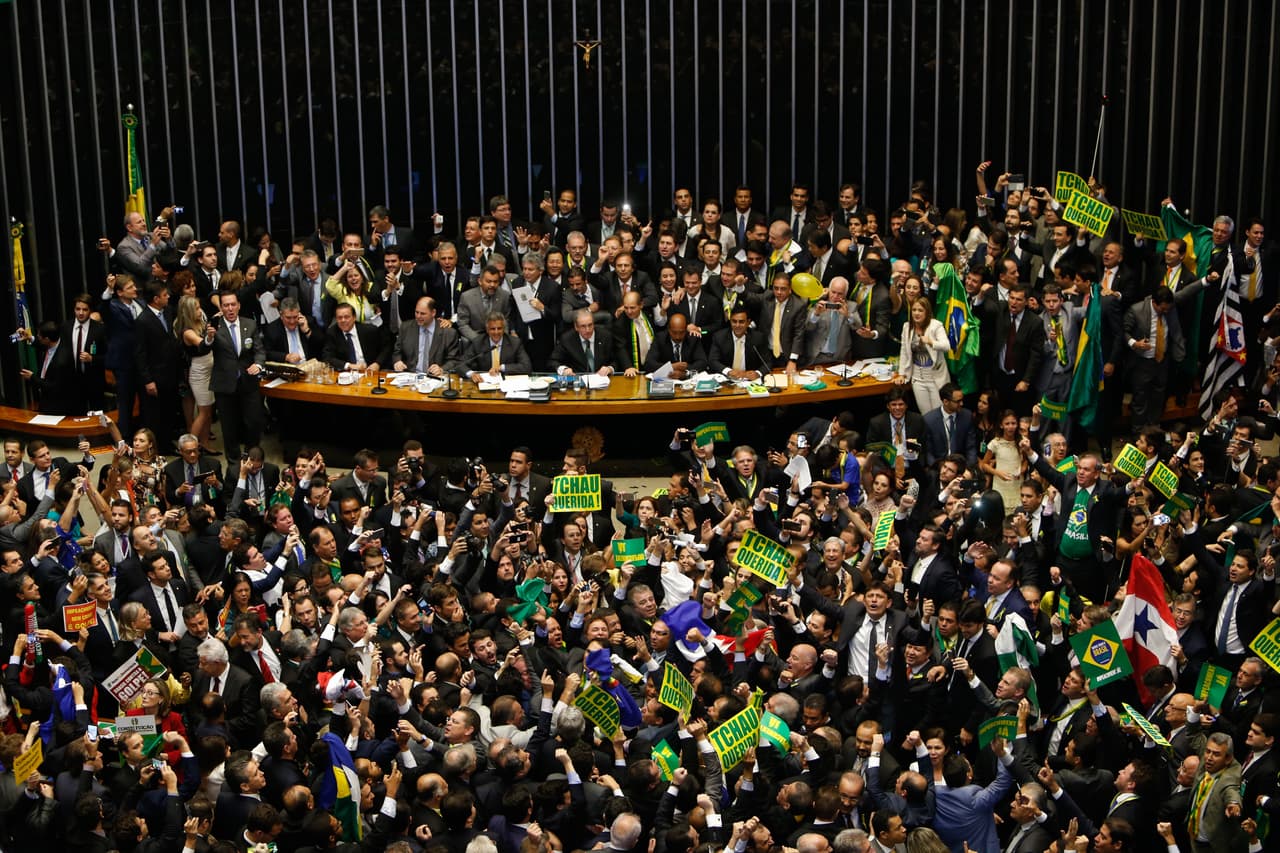 En una sesión que duró más de nueve horas, 367 diputados votaron en contra de la presidenta.