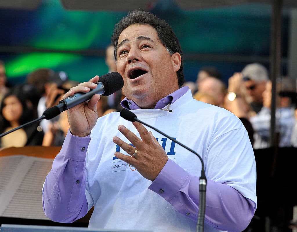 Retirado del NYPD, "el policía que canta" fue sorprendido por los efectos del 11-S