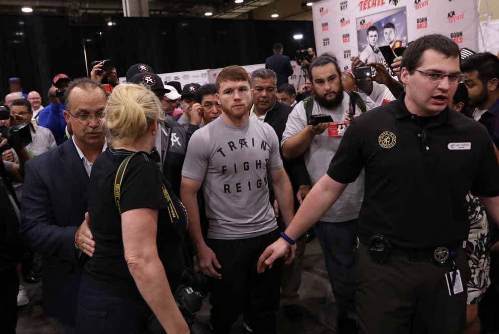 Saúl 'Canelo' Alvarez el mejor boxeador mexicano del momento llegó a tiempo a su cita en el Hotel Gaylord Texan en la ciudad de Grapevine.