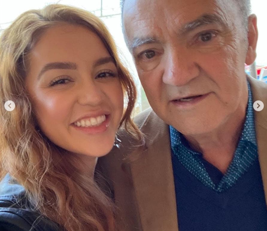 Soto publicó varias imágenes de su álbum familiar en las que está con su papá.
<br>