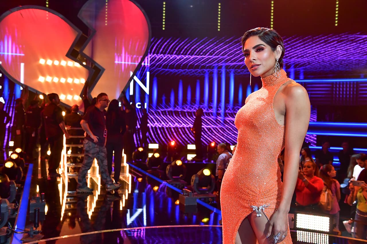 En lo que a maquillaje se refiere, Alejandra optó por sombras de ojos en tonos coral, que encajaron perfecto con el color de este vestido.