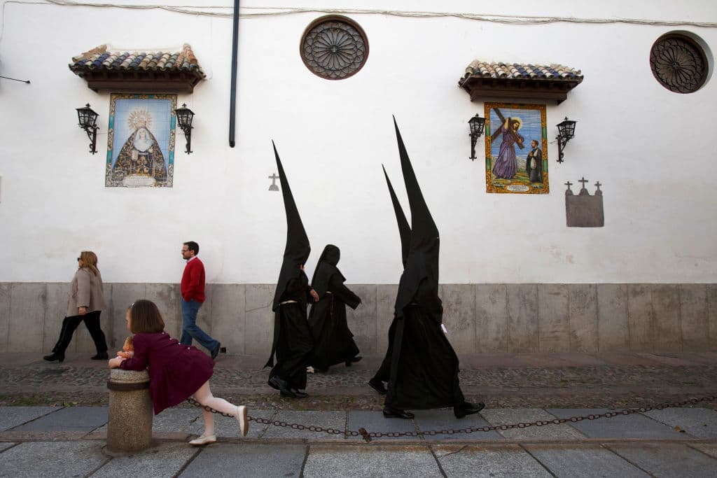 Grupos religiosos de distintas comunidades, fraternidades e iglesias se reúnen para formar parte de la procesión de Semana Santa, ante la presencia de los habitantes y miles de turistas.