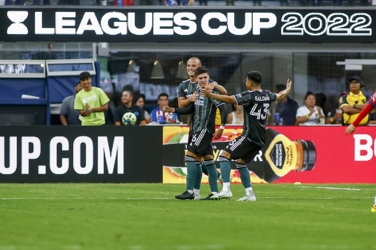 Chicharito y LA Galaxy confirmaron el mal momento de unas Chivas que siguen sin saber anotar y que otra vez se cansaron de fallar hasta que la defensa no pudo con la definición de Joveljic y un gran disparo de Pérez.