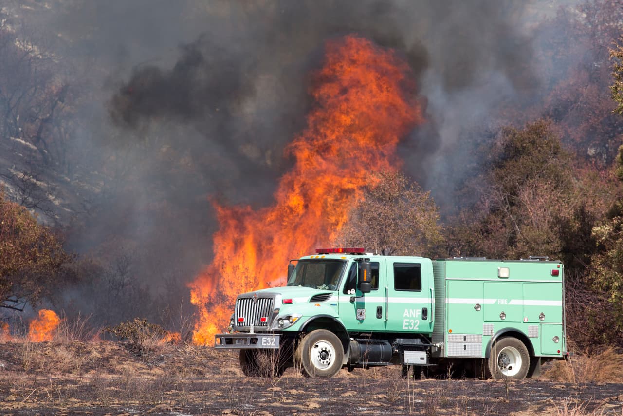 Las consecuencias por los daños por un incendio causado por negligencia son severas a nivel civil y penal.