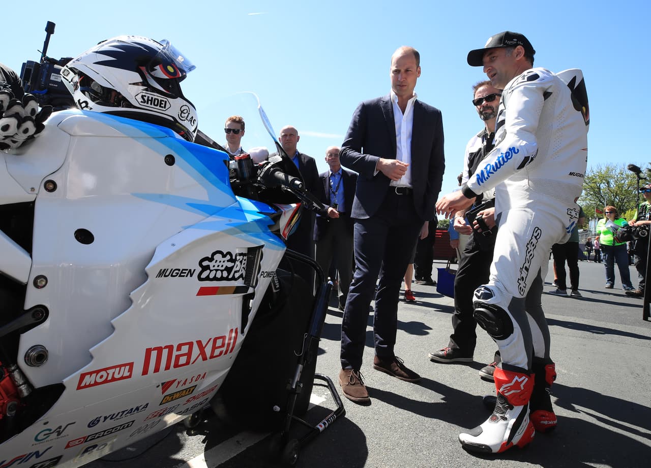 Durante su estancia en la Isla de Man, se le explicaron las caracterísitcas de algunas de las motocicletas que participan en la justa. No es la primera vez que el príncipe William muestra interés por las motos. Recientemente visitó las instalaciones de la marca Triumph en Hinckley.