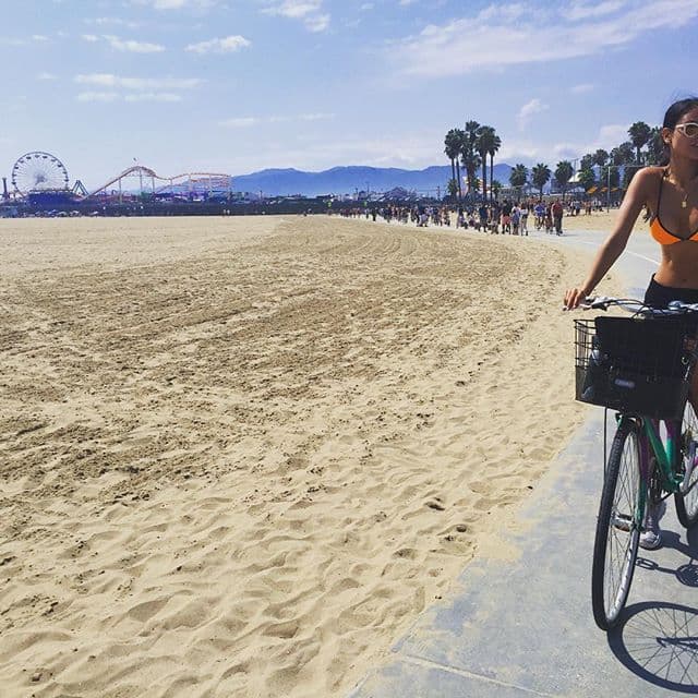 Más aún verla pasear en sensuales atuendo mostrando su piel al sol.