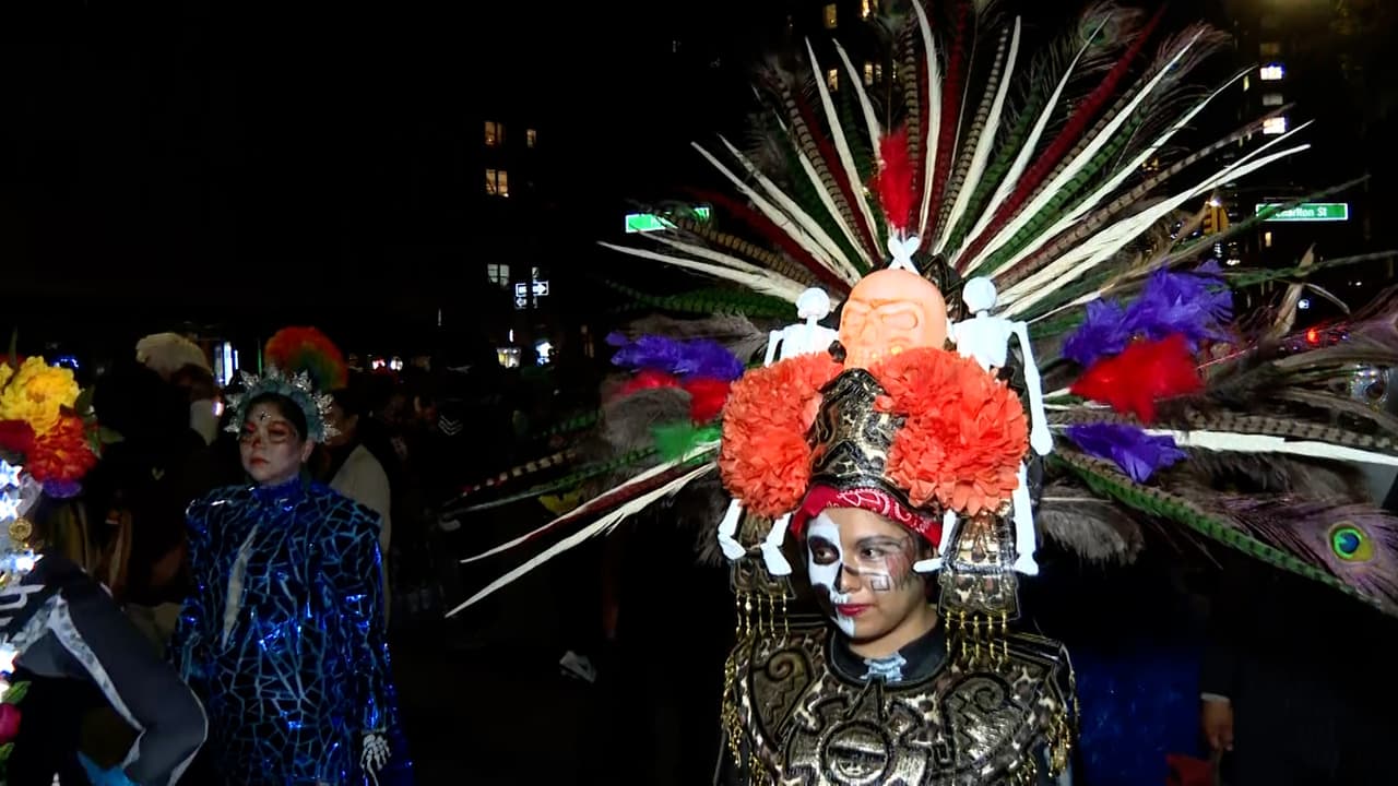 En punto de las 7:00 pm inició el desfile que año con año cuenta con miles de participantes.
<br>