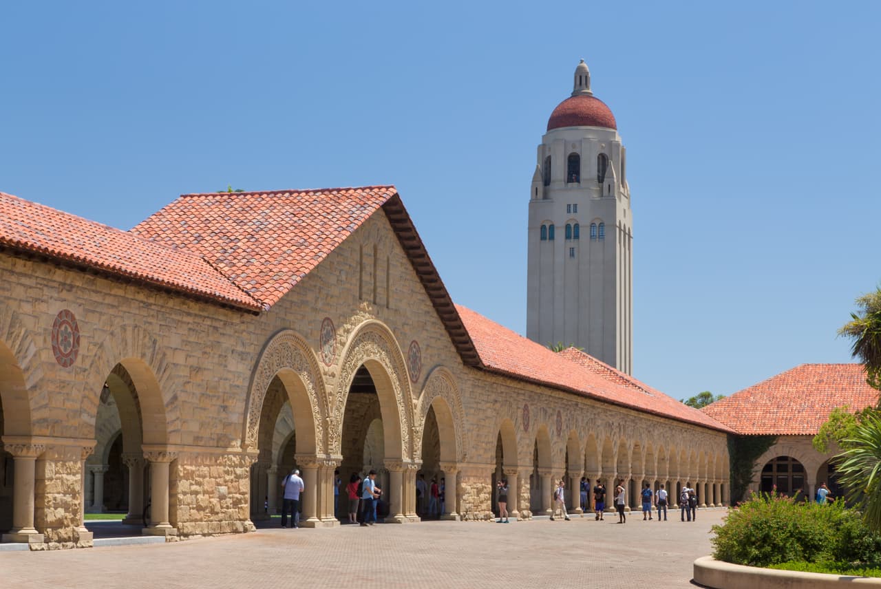 <b>Stanford University</b>
<br>
<br>Posición: 3
<br>País: Estados Unidos
<br>Ciudad: Stanford, California
<br>Puntuación global: 92.3
<br>
<br>Matrícula y gastos promedio por año:
<br>Residente del estado: $69,109
<br>Fuera del estado: Igual