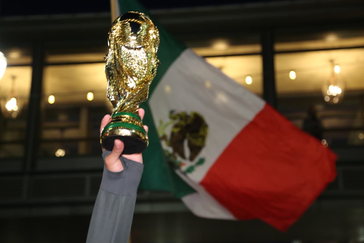La 'Copa del Mundo' apareció en las afueras del hotel y la bandera la miró como deseando encontrarse en algún momento.