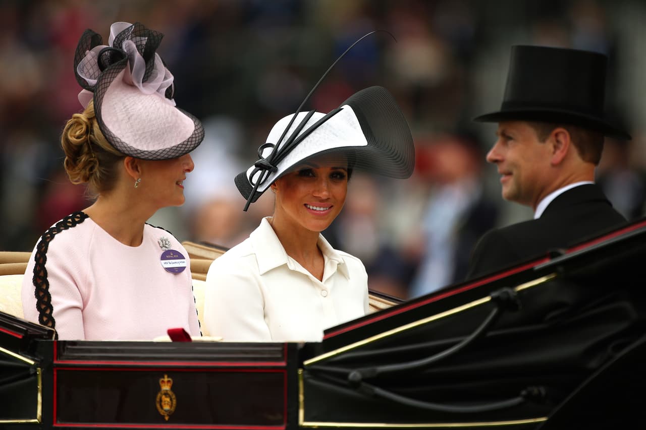 Hasta inicios de marzo de este año, y antes de las restricciones de viaje ante la
<b><a href="https://www.univision.com/noticias/salud/mapa-actualizado-del-coronavirus-cifras-de-casos-confirmados-y-fallecidos" target="_blank"> pandemia por el coronavirus</a></b>, realizó dos visitas oficiales. El primero fue a Sierra Leona en donde visitó escuelas y hospitales. 
<br>