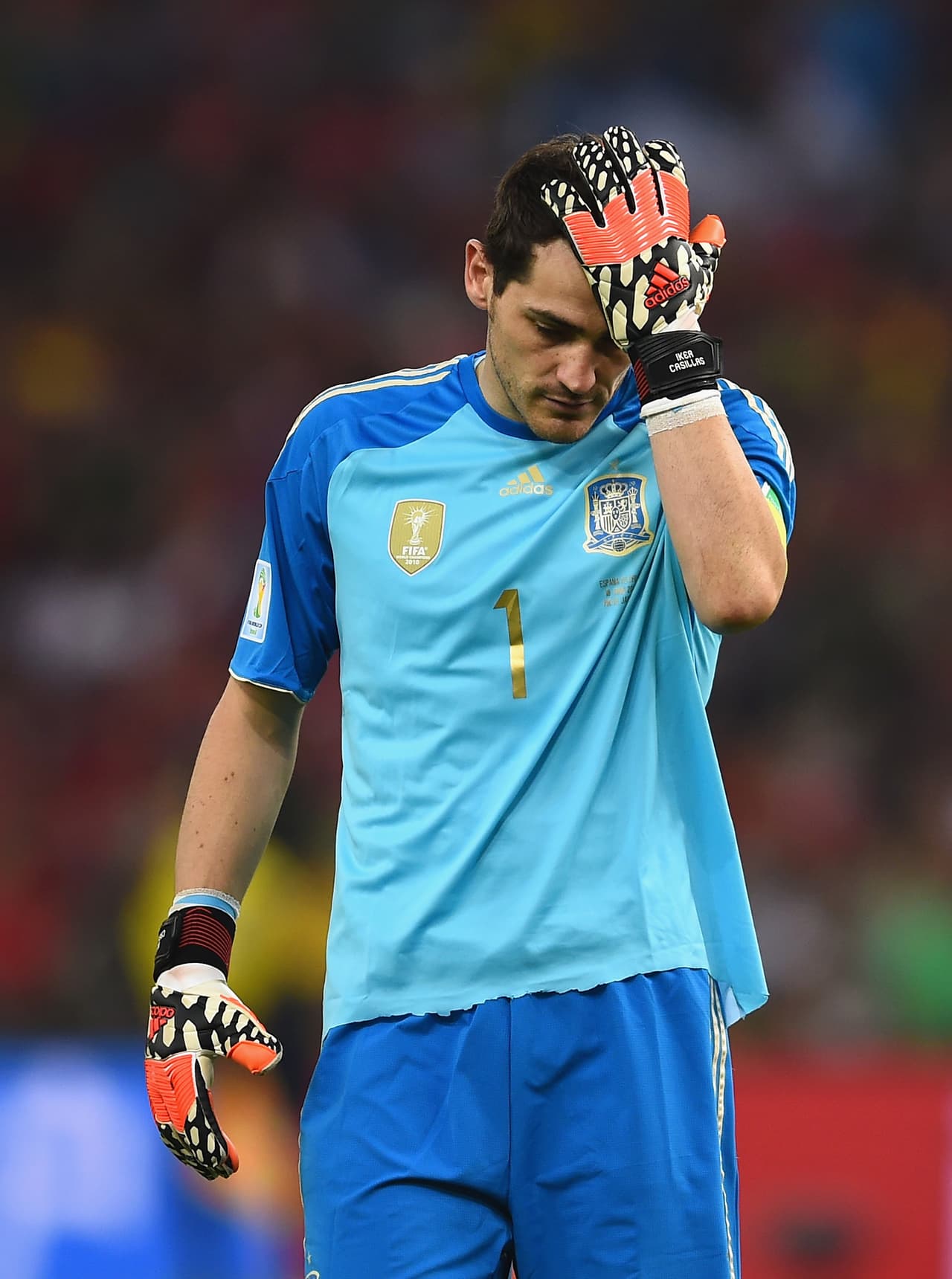 La gloria no fue completa y la actuación de España, incluido Iker Casillas, decepecionó al mundo al quedar eliminado en fase de grupos en Brasil 2014. Sorpresa general y tristeza de 'San Iker'.