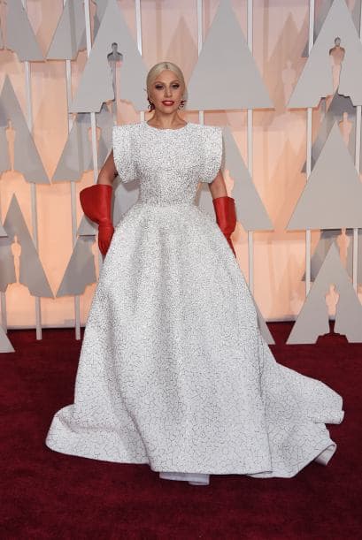 Será mejor que evites beber vino tinto o café cuando utilices una prenda de este luminoso color.