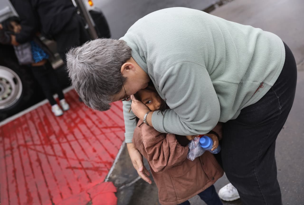 Algunos estudios sugieren que los hijos de inmigrantes incluso pueden comenzar a sentir niveles dañinos de estrés desde antes de nacer.