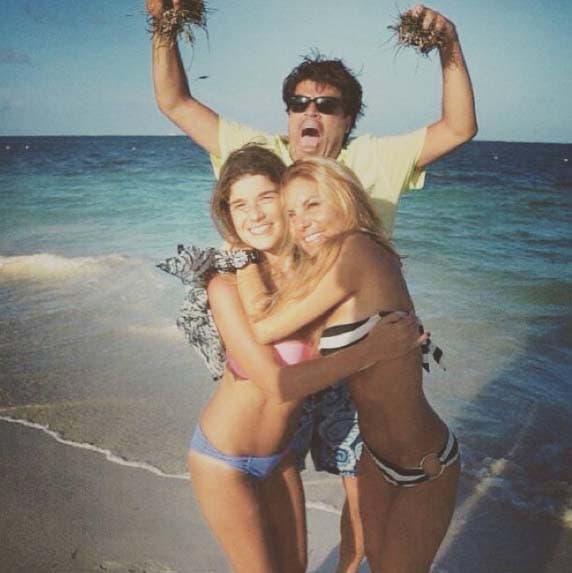 Su esposa Fernanda y sus hijas son las dueñas de sus quincenas.