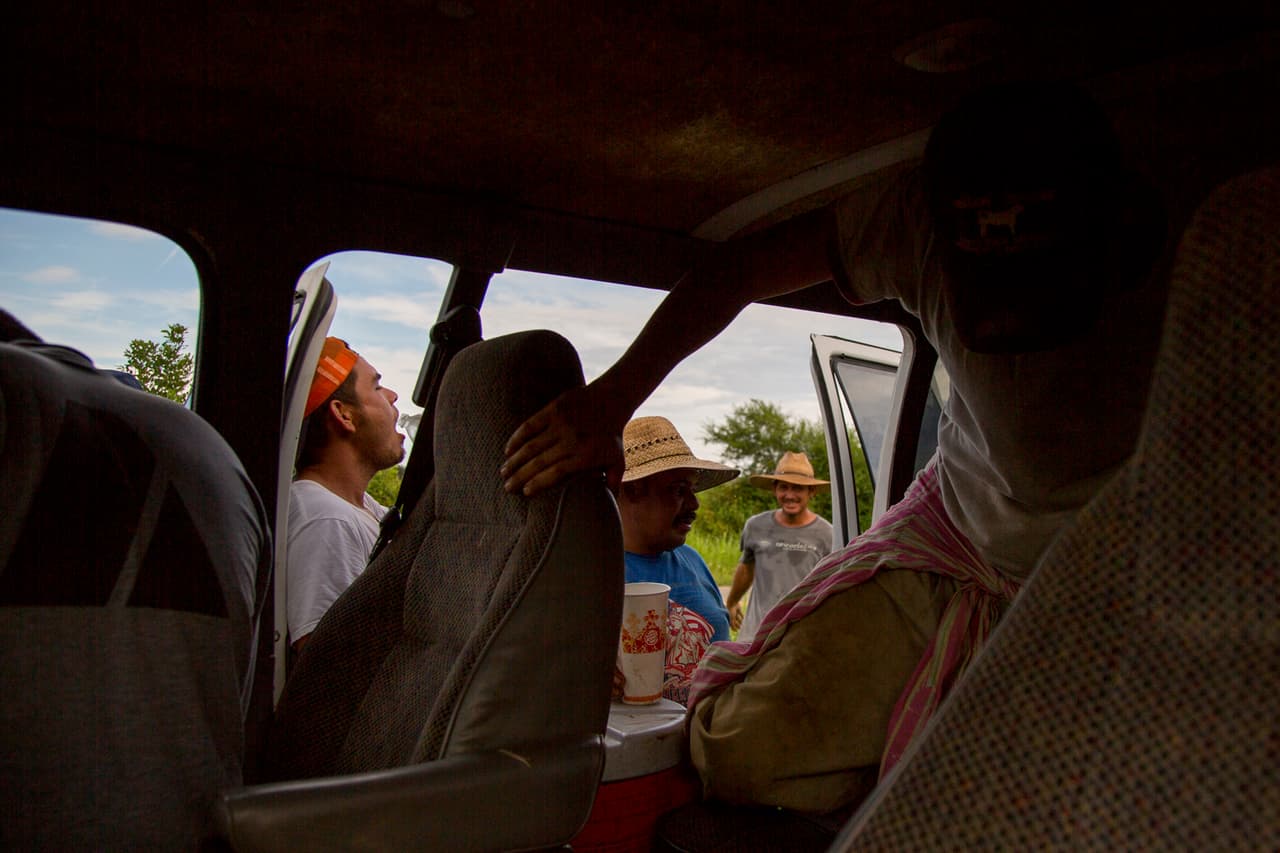 Es sábado y, al día siguiente, tendrán su descanso de la semana. Suelen ir a la iglesia y a comprar sus alimentos. (Nacho Corbella/Univision Noticias)