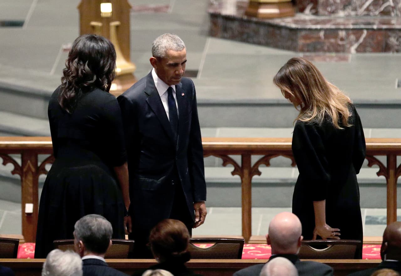 Barack y Michelle Obama también viajaron a Texas para estar presentes en el funeral. Junto a ellos Melania Trump en la fotografía .