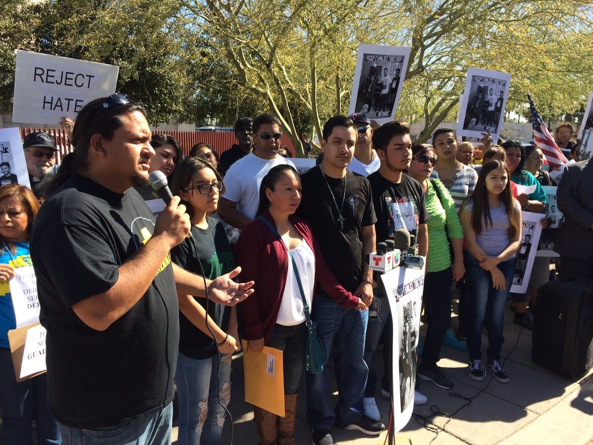Carlos García del Movimiento Puente habla ante decenas de personas que llegaron a las instalaciones de ICE.