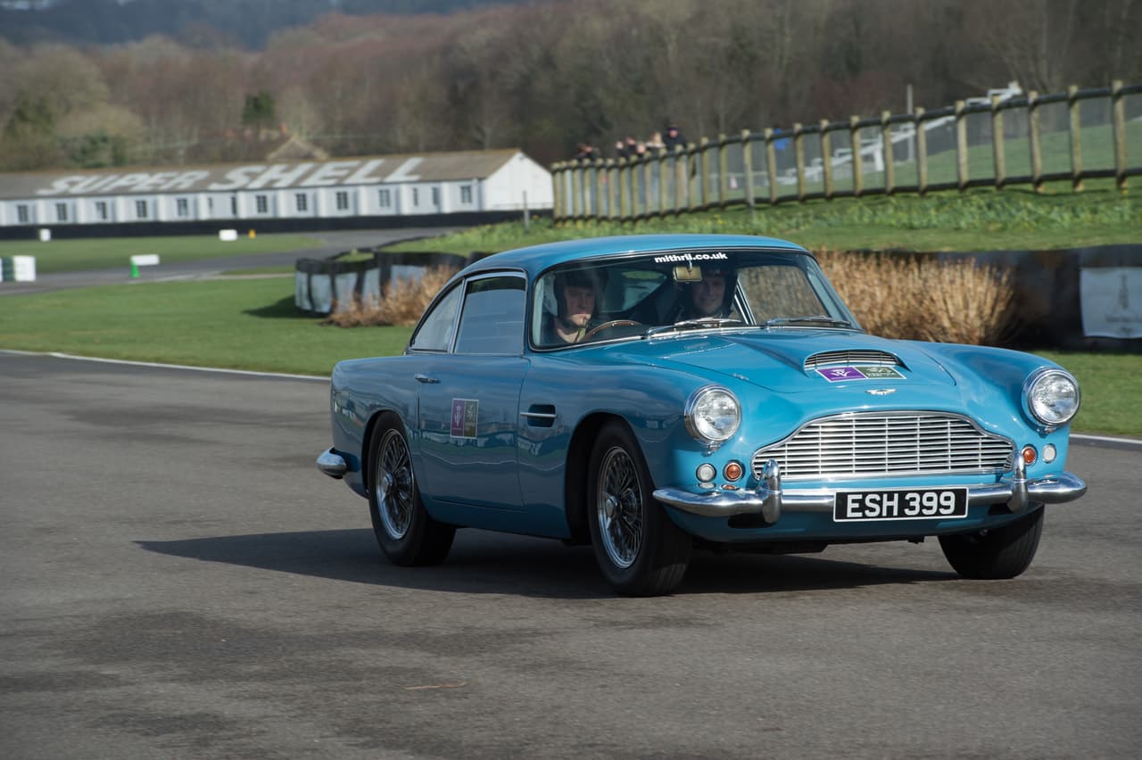 En esta imagen de 2014 vemos a Harry piloteando un histórico
<b> Aston Martin DB4</b> en la pista de Goodwood en Inglaterra en un evento de caridad para recolectar fondos para el beneficio de soldados heridos en combate.
