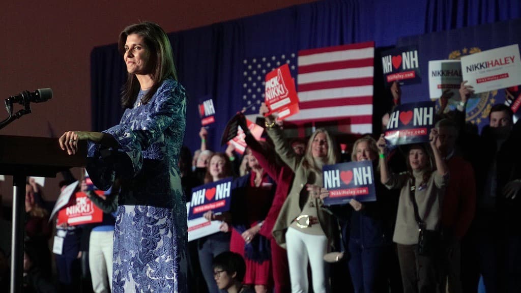 La candidata presidencial republicana y ex embajadora ante la ONU, Nikki Haley, habla durante un mitin nocturno de las primarias de New Hampshire, en Concord, Nuevo Hampshire, el martes 23 de enero de 2024.