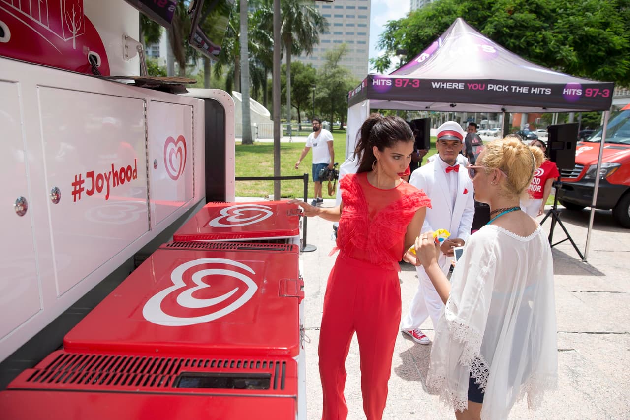 ¿De cuál le sirvo güera? Tenemos de limón y tamarindo.