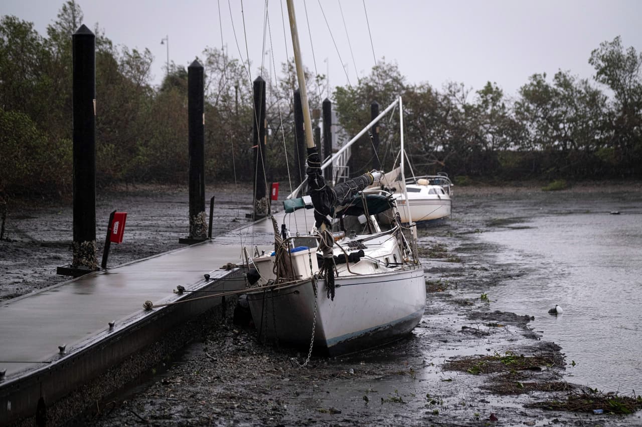 Barcos de vela yacen en el fondo del puerto de Charlotte mientras pasa el ojo del huracán Ian en Punta Gorda, Florida, el 28 de septiembre de 2022.