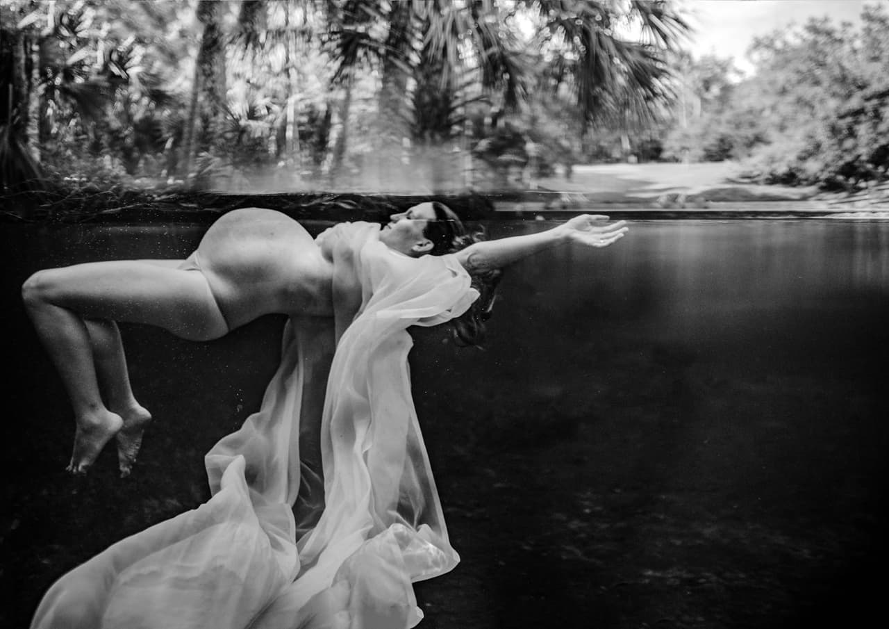 <b>"Mantenerse a flote"</b>, por 
<a href="https://www.benzelphotography.com/">Melissa Benzel </a> (Orlando, Florida). Segundo lugar en la categoría 'Maternidad'.