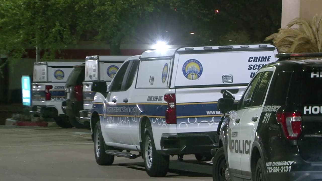 Las autoridades llegaron al lugar alrededor de las 11:00 pm y encontraron al niño en la habitación. Una ambulancia lo llevó hasta el
<a href="https://www.texaschildrens.org/departments/texas-childrens-hospital-west-campus" target="_blank">Texas Children’s Hospital</a> donde fue declarado muerto tiempo después.