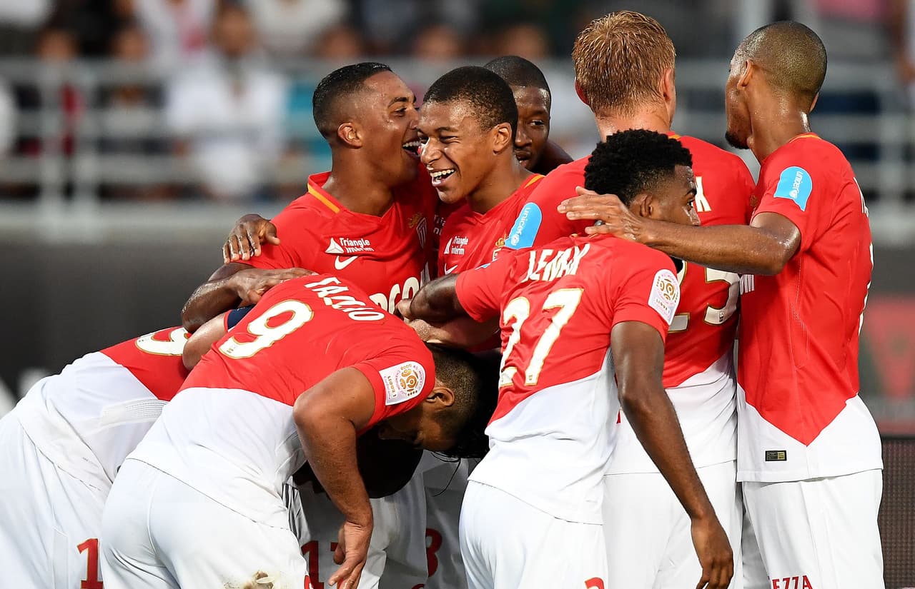 Acariciaba entonces el Trofeo de los Campeones el conjunto monegasco.