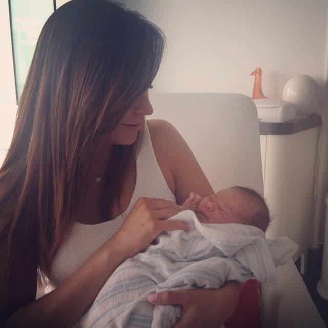 Satcha Pretto no pudo evitar compartir la primera fotografía de su bebé Bruce en las redes sociales.