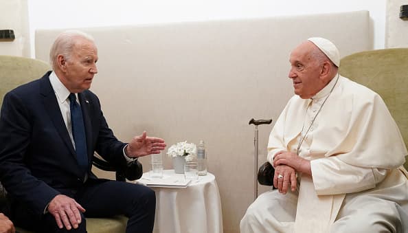 Biden y el papa Francisco en 2024. (Photo by Kevin Lamarque / POOL / AFP) (Photo by KEVIN LAMARQUE/POOL/AFP via Getty Images)