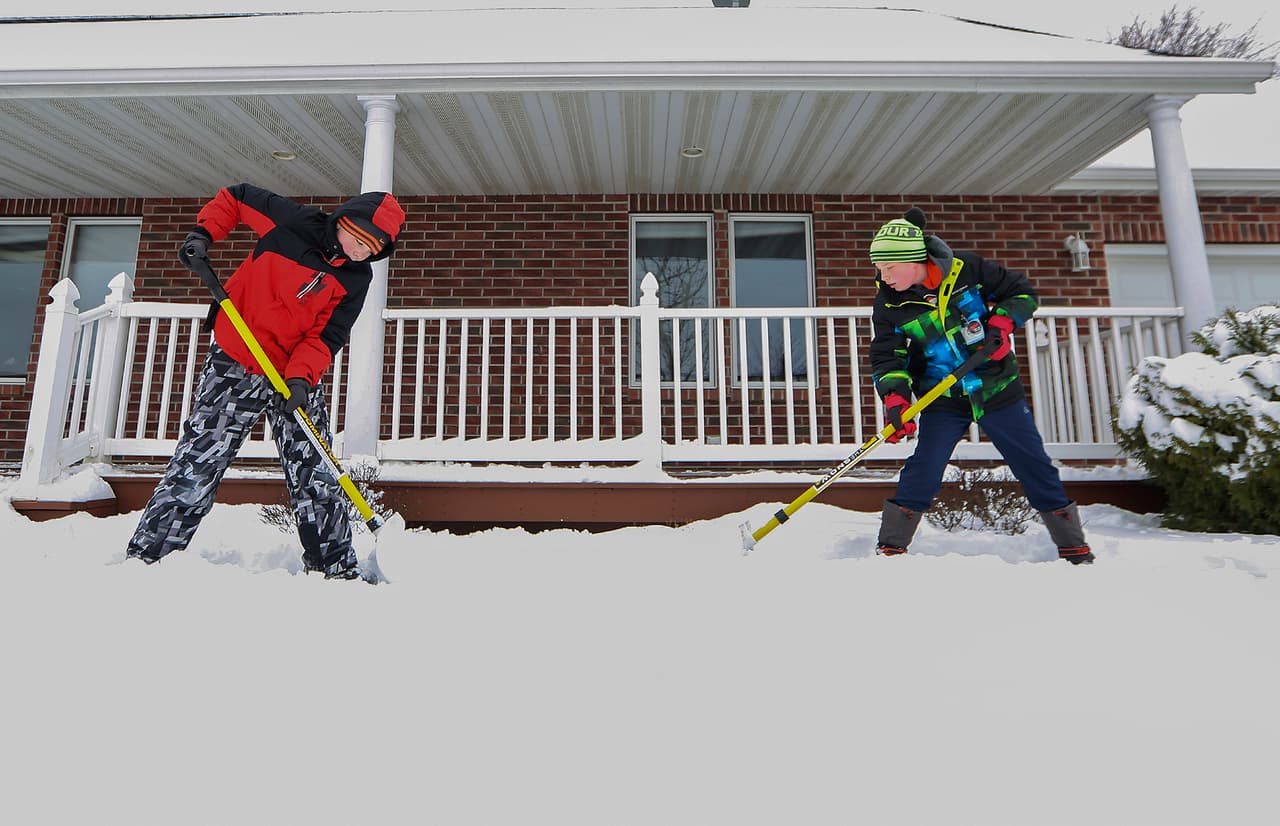 Tenga comida no perecedera para un mínimo de tres días. Recuerde que en ocasiones las nevadas limitan el acceso a las carreteras. 
<br>