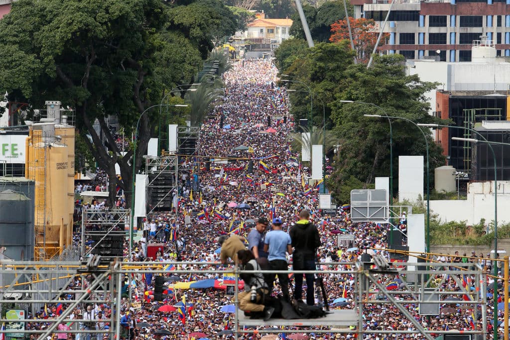 El presidente interino, reconocido por más de 20 países, llamó a los venezolanos a las calles y exige la renuncia de Nicolás Maduro. Foto por Edilzon Gamez / Getty Images