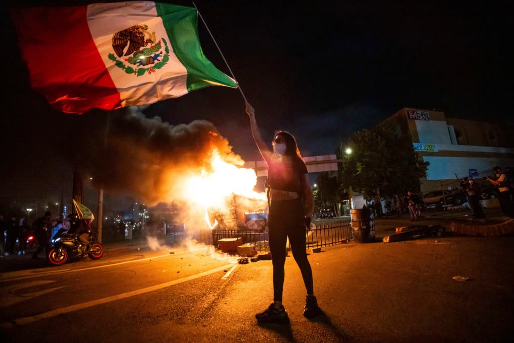 Una mujer ondea una bandera de México en el centro de Los Ángeles el 8 de junio de 2025.