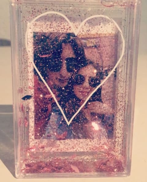 En el plano sentimental, el corazón de Ela se encuentra ocupado y el afortunado es Federico Ayos que también es actor y modelo, hijo de la actriz Mónica Ayos. ¡Una bonita pareja!