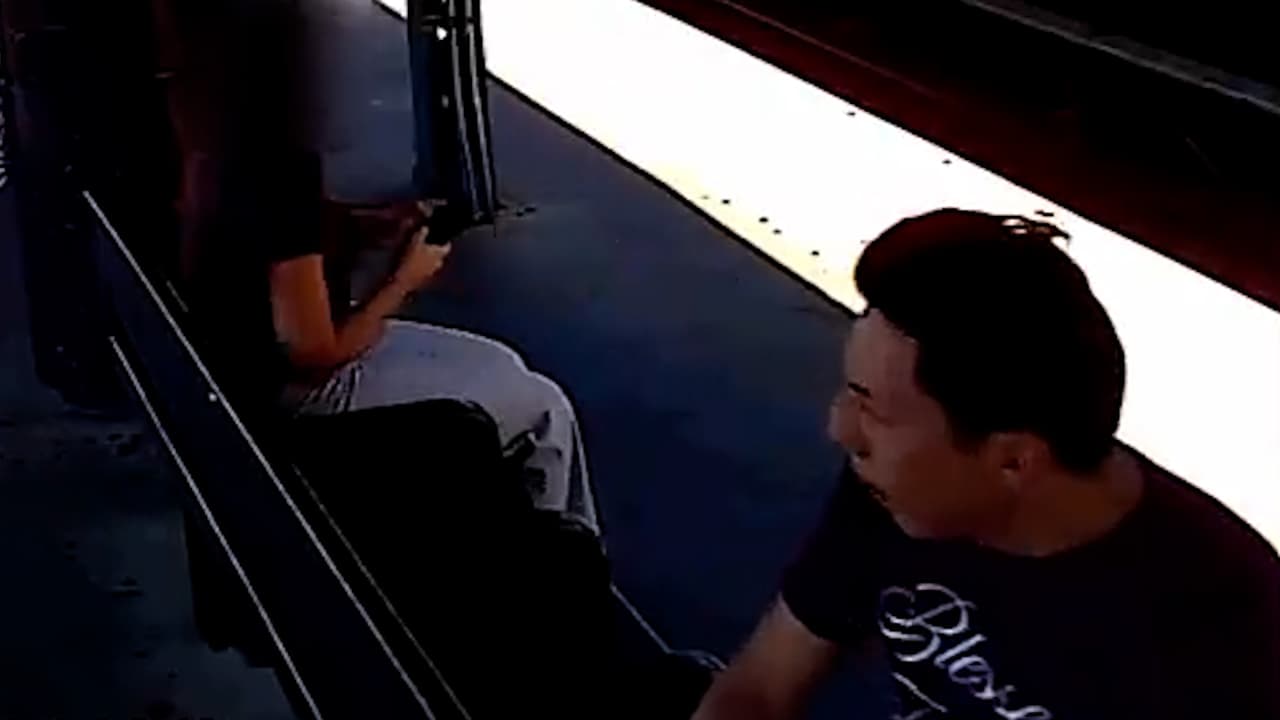 Estaba tan concentrada en su celular, que no se dio cuenta de que la seguían para arrebatárselo 