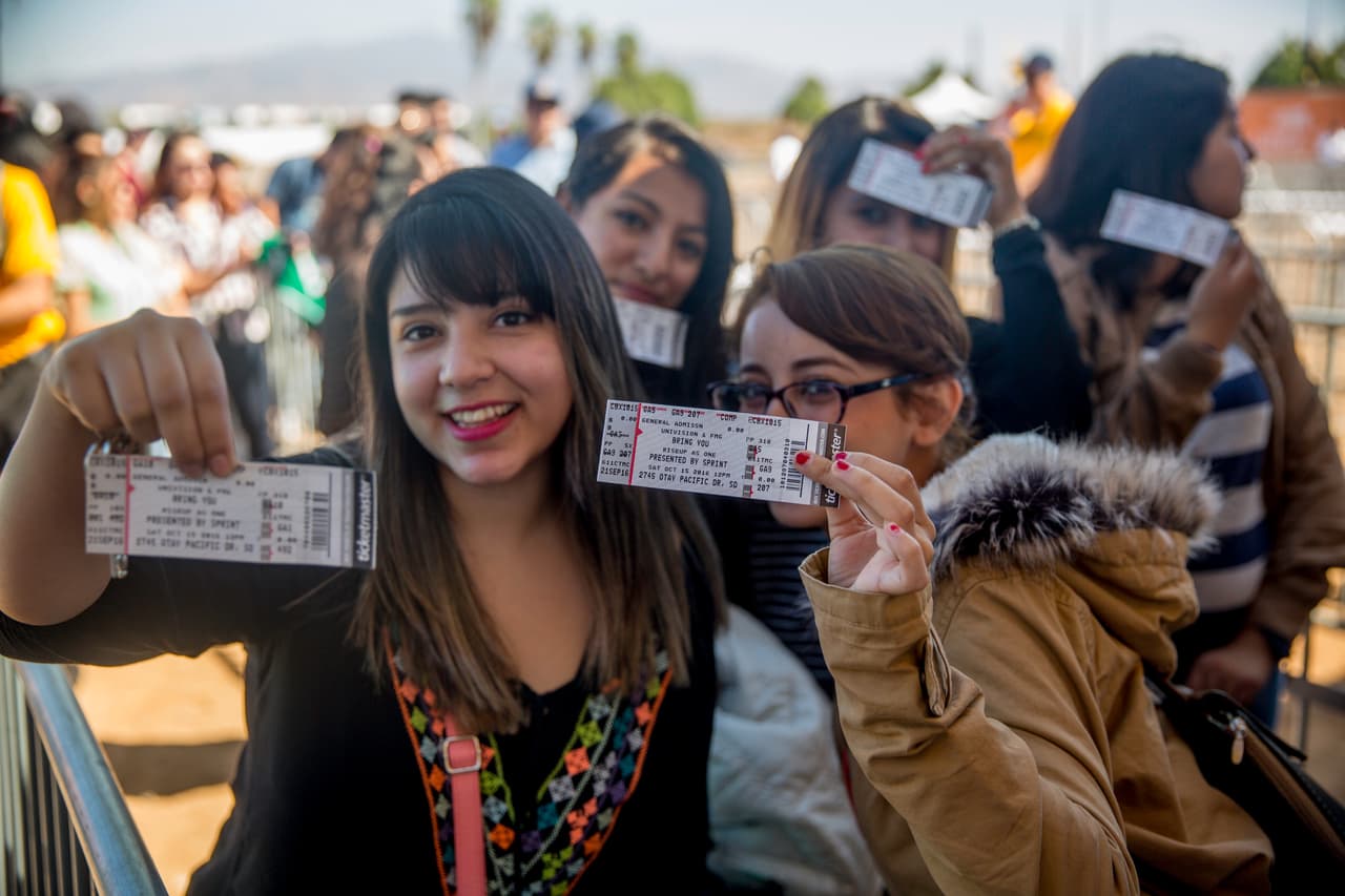 Todos los boletos para el evento fueron gratuitos y se repartieron al público a través de Uforia y las emisoras de radio locales de Univision.